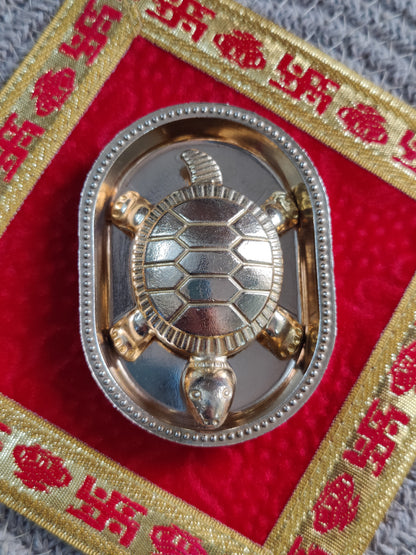Elegant Design – The antique golden finish with intricate detailing adds a traditional yet classy touch to any space.